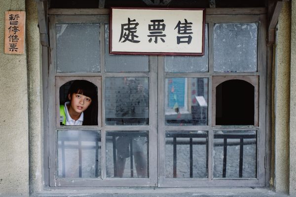 91在线免费观看平台主界面展示，暖橙色复古风格，影视海报网格整齐排列，播放器居中突出，画面温馨有质感